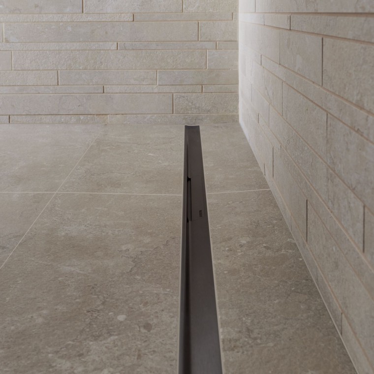 Ūdens notek caur elegantu nerūsējošā tērauda profilu. Ūdens notek caur elegantu nerūsējošā tērauda profilu.