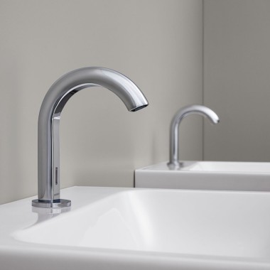 Geberit Piave elektroniskais vertikālais maisītājs hroma krāsā ar infrasarkano sensoru bezkontakta darbībai Geberit Piave elektroniskais vertikālais maisītājs hroma krāsā ar infrasarkano sensoru bezkontakta darbībai