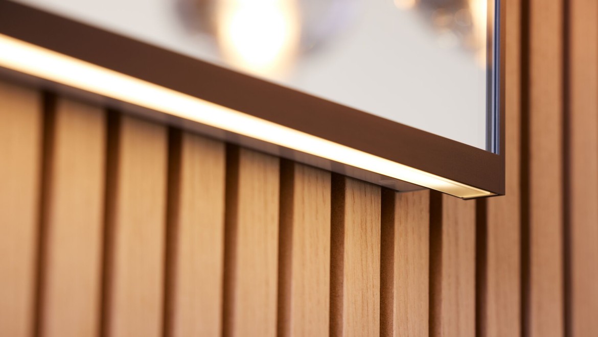 Geberit Option Plus Square 135 cm melnā matētā krāsā ar netiešās gaismas joslu (© Geberit) Geberit Option Plus Square 135 cm melnā matētā krāsā ar netiešās gaismas joslu (© Geberit)