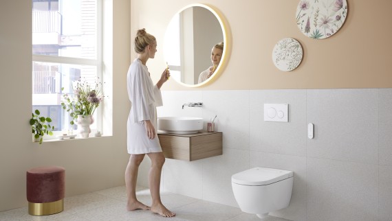 Vannas istaba modernā Peach Fuzz krāsā ar Geberit AquaClean Alba dušas tualeti Vannas istaba modernā Peach Fuzz krāsā ar Geberit AquaClean Alba dušas tualeti