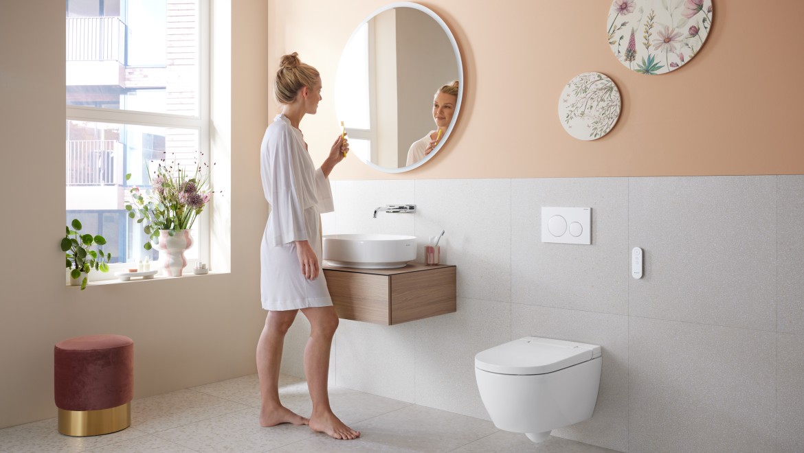Vannas istaba modernā Peach Fuzz krāsā ar Geberit AquaClean Alba dušas tualeti Vannas istaba modernā Peach Fuzz krāsā ar Geberit AquaClean Alba dušas tualeti