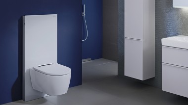 Vannas istaba ar baltu Geberit sanitāro moduli Monolith