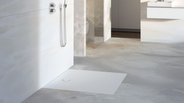 Vannas istaba ar grīdas līmeņa dušas virsmu Geberit Setaplano