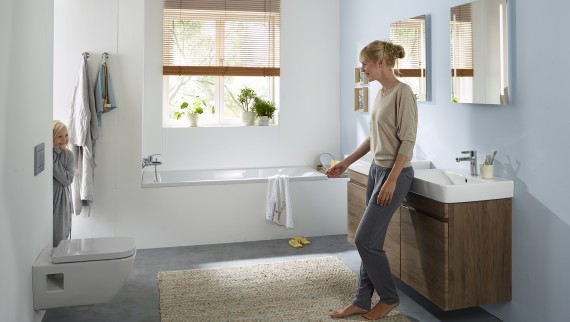 Mother and child in a family bathroom with Geberit Renova products Mother and child in a family bathroom with Geberit Renova products