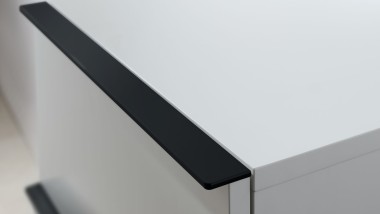 Geberit iCon sānu skapis baltā krāsā ar melniem rokturiem Geberit iCon sānu skapis baltā krāsā ar melniem rokturiem