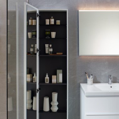 Geberit iCon augsts skapis ar iekšējo spoguli un lielu uzglabāšanas vietu (© Geberit) Geberit iCon augsts skapis ar iekšējo spoguli un lielu uzglabāšanas vietu (© Geberit)