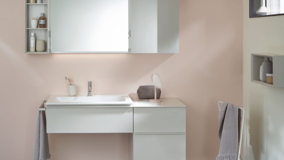 Geberit iCon vannas istabas izlietnes zona ar sānu skapi un vaļēju plauktu Geberit iCon vannas istabas izlietnes zona ar sānu skapi un vaļēju plauktu