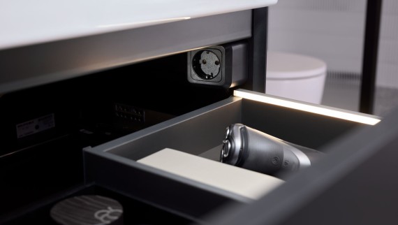 Geberit ONE atvilktne ar gaismas joslām un barošanas kontaktligzdas elementu Geberit ONE atvilktne ar gaismas joslām un barošanas kontaktligzdas elementu