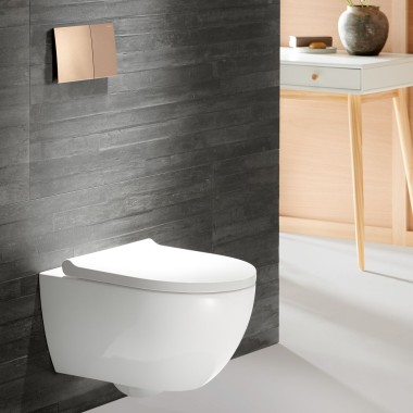 Geberit Acanto tualetes pods ar Geberit Sigma70 noskalošanas taustiņu sarkanā zelta krāsā Geberit Acanto tualetes pods ar Geberit Sigma70 noskalošanas taustiņu sarkanā zelta krāsā