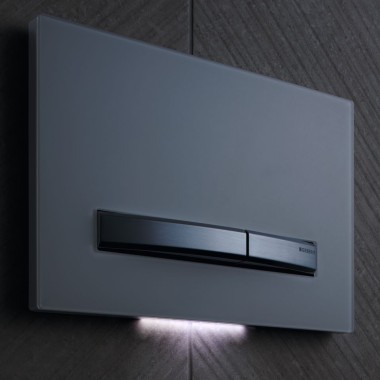 Geberit Sigma50 izpildmehānisma plāksne ar DuoFresh un orientācijas gaismu (© Geberit) Geberit Sigma50 izpildmehānisma plāksne ar DuoFresh un orientācijas gaismu (© Geberit)