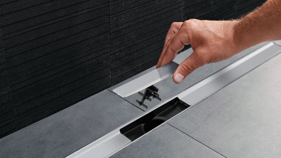 Geberit dušas kanāls CleanLine klāstā ar integrētu ķemmes ieliktni Geberit dušas kanāls CleanLine klāstā ar integrētu ķemmes ieliktni