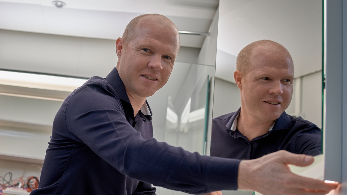 Apgaismojuma eksperts Andreass Jansers gaismas laboratorijā Geberit galvenajā mītnē Rapperswil-Jonā, Šveicē (© Geberit) Apgaismojuma eksperts Andreass Jansers gaismas laboratorijā Geberit galvenajā mītnē Rapperswil-Jonā, Šveicē (© Geberit)