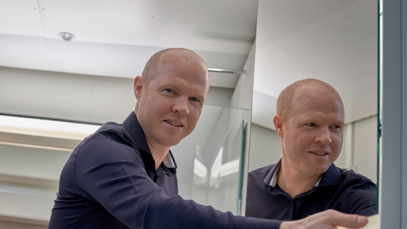 Apgaismojuma eksperts Andreass Jansers gaismas laboratorijā Geberit galvenajā mītnē Rapperswil-Jonā, Šveicē (© Geberit) Apgaismojuma eksperts Andreass Jansers gaismas laboratorijā Geberit galvenajā mītnē Rapperswil-Jonā, Šveicē (© Geberit)