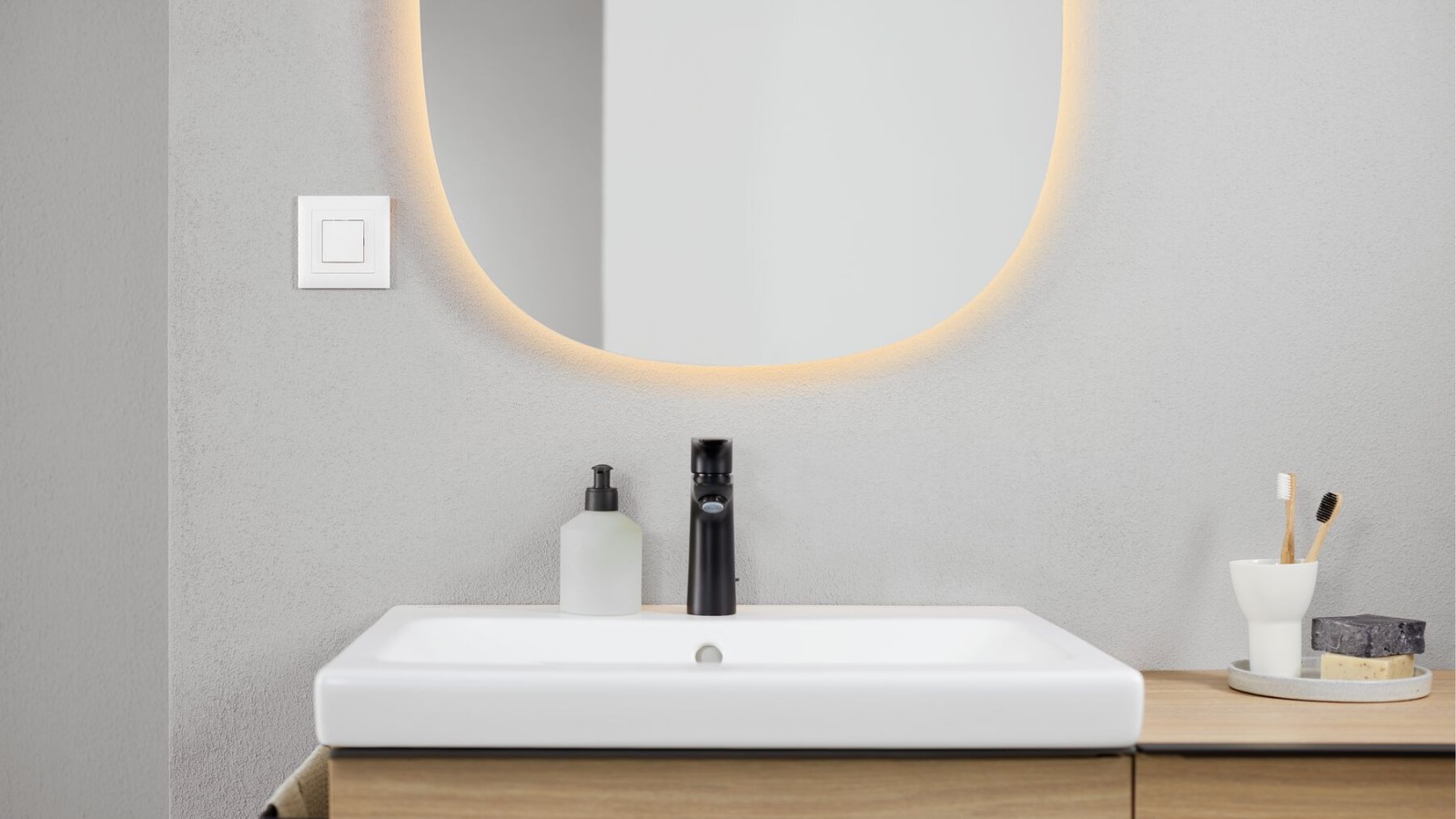 Geberit iCon vannas istaba ar izlietni un Geberit Option ovālu spoguli Geberit iCon vannas istaba ar izlietni un Geberit Option ovālu spoguli