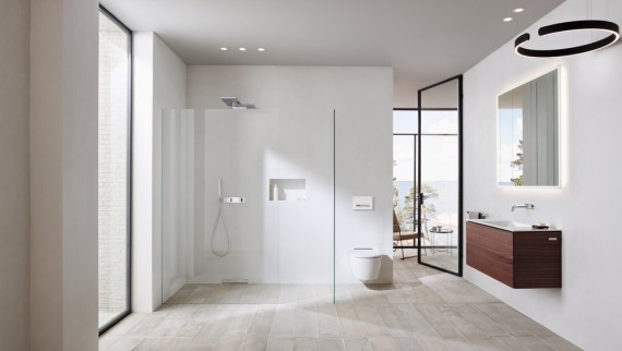 Geberit ONE vannas istaba ar viegli tīrāmu izlietni, tualetes podu un grīdas līmeņa dušu