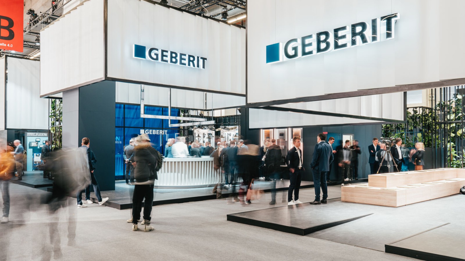 Geberit stends ar apmeklētājiem Geberit stends ar apmeklētājiem