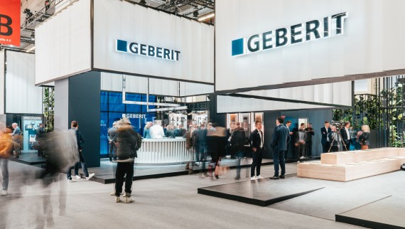 Geberit stends ar apmeklētājiem Geberit stends ar apmeklētājiem