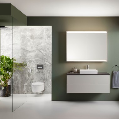 Geberit AquaClean Mera Comfort bidē tualetes pods ar vāku Geberit ONE vannas istabā Geberit AquaClean Mera Comfort bidē tualetes pods ar vāku Geberit ONE vannas istabā