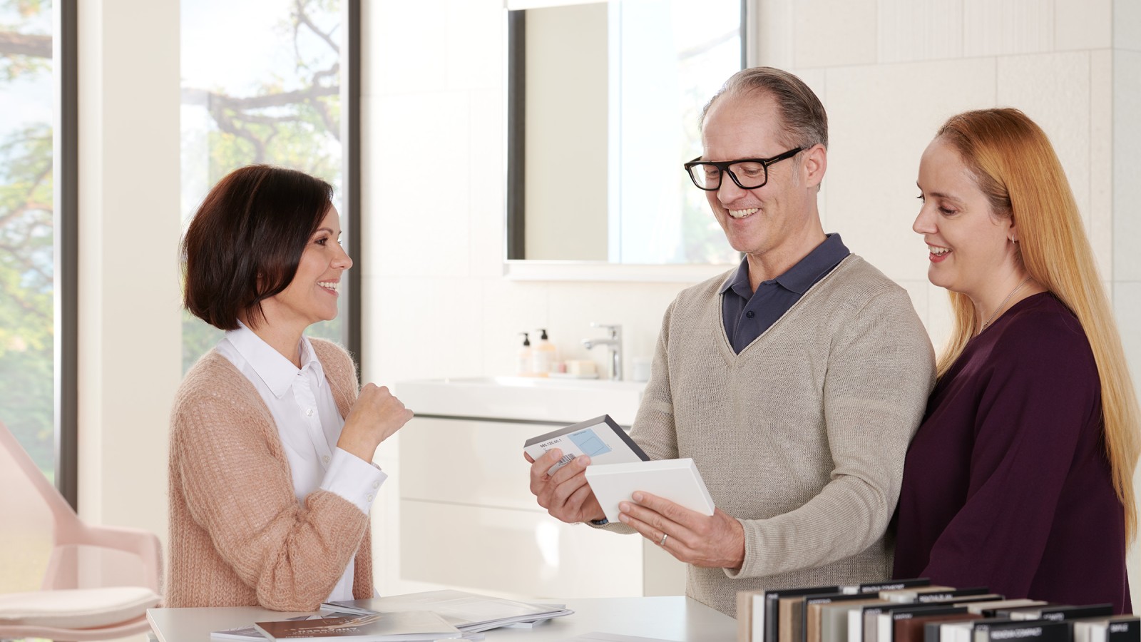 Klienti vannas istabas ekspozīcijā