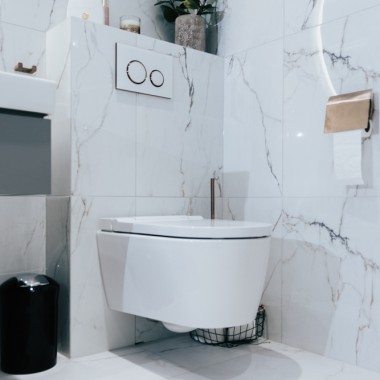 Geberit AquaClean dušas tualete, kas apvienota ar Sigma21 izpildmehānisma plāksni Geberit AquaClean dušas tualete, kas apvienota ar Sigma21 izpildmehānisma plāksni
