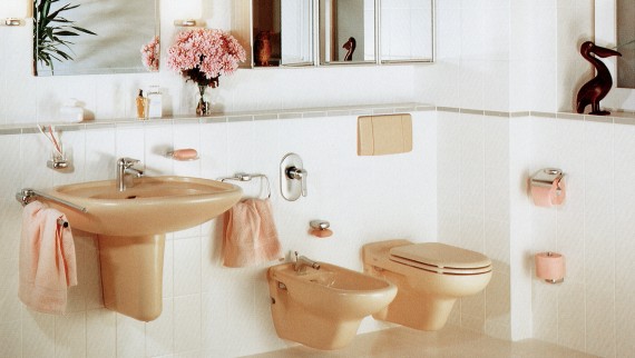 Septiņdesmitajos gados ļoti iecienīts bija krāsains sanitārais porcelāns un noskalošanas paneļi, kā arī sienas tualetes podi.