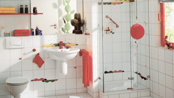 Šāda vannas istaba ar atsevišķu dušu un izceltiem krāsu akcentiem flīzēs tika uzskatīta par ļoti izsmalcinātu