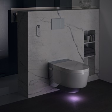 Geberit AquaClean Mera Comfort hroms ar orientācijas gaismu (© Geberit) Geberit AquaClean Mera Comfort hroms ar orientācijas gaismu (© Geberit)