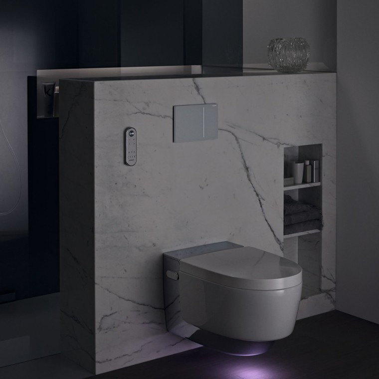 Geberit AquaClean Mera Comfort hroms ar orientācijas gaismu (© Geberit)