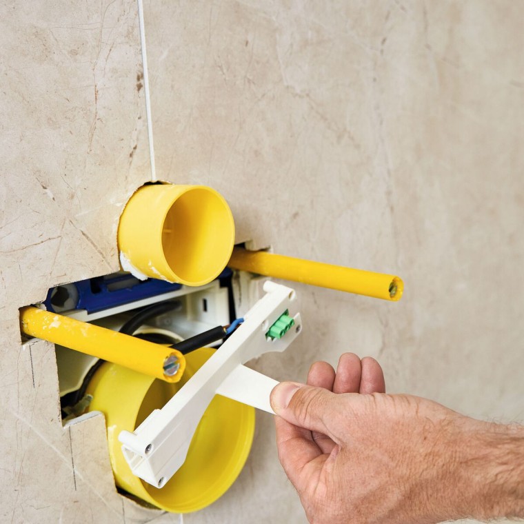 Geberit Power & Connect kārba uzstādīšanas laikā Geberit Power & Connect kārba uzstādīšanas laikā