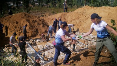 Geberit darbinieki liek caurules Nepālas ciemata kopienas ūdensapgādei (© Marcin Mossakowski)