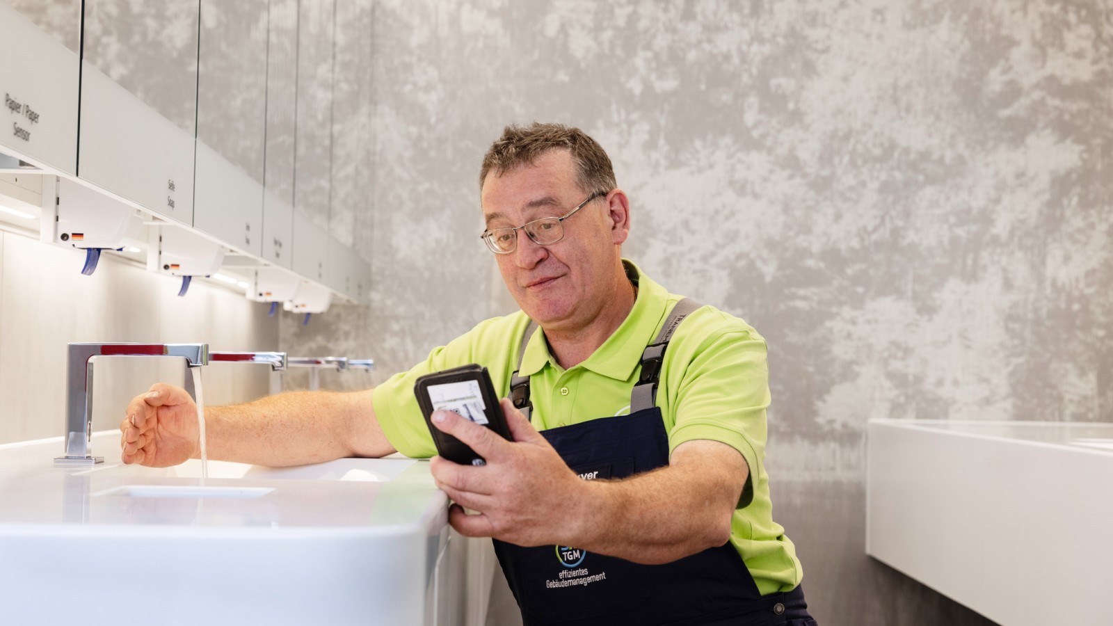 Direct operation of the washbasin tap via Bluetooth Direct operation of the washbasin tap via Bluetooth