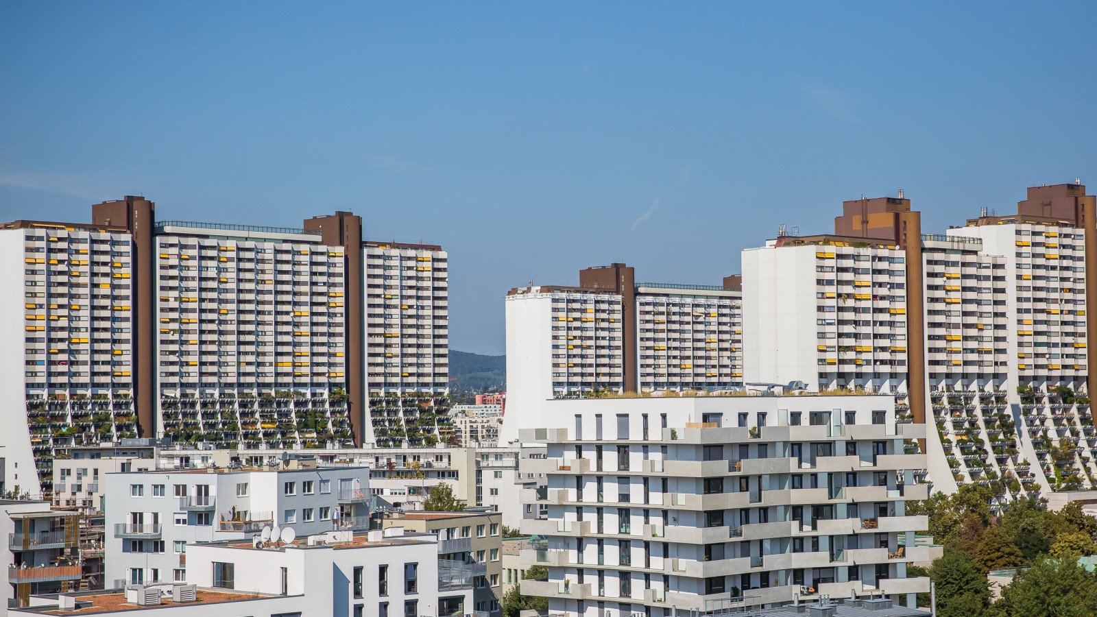 Sociālo dzīvojamo māju kompleksā Alt-Erlaa ir vairāk nekā 3200 dzīvokļu. (© Agata Kadara – stock.adobe.com)