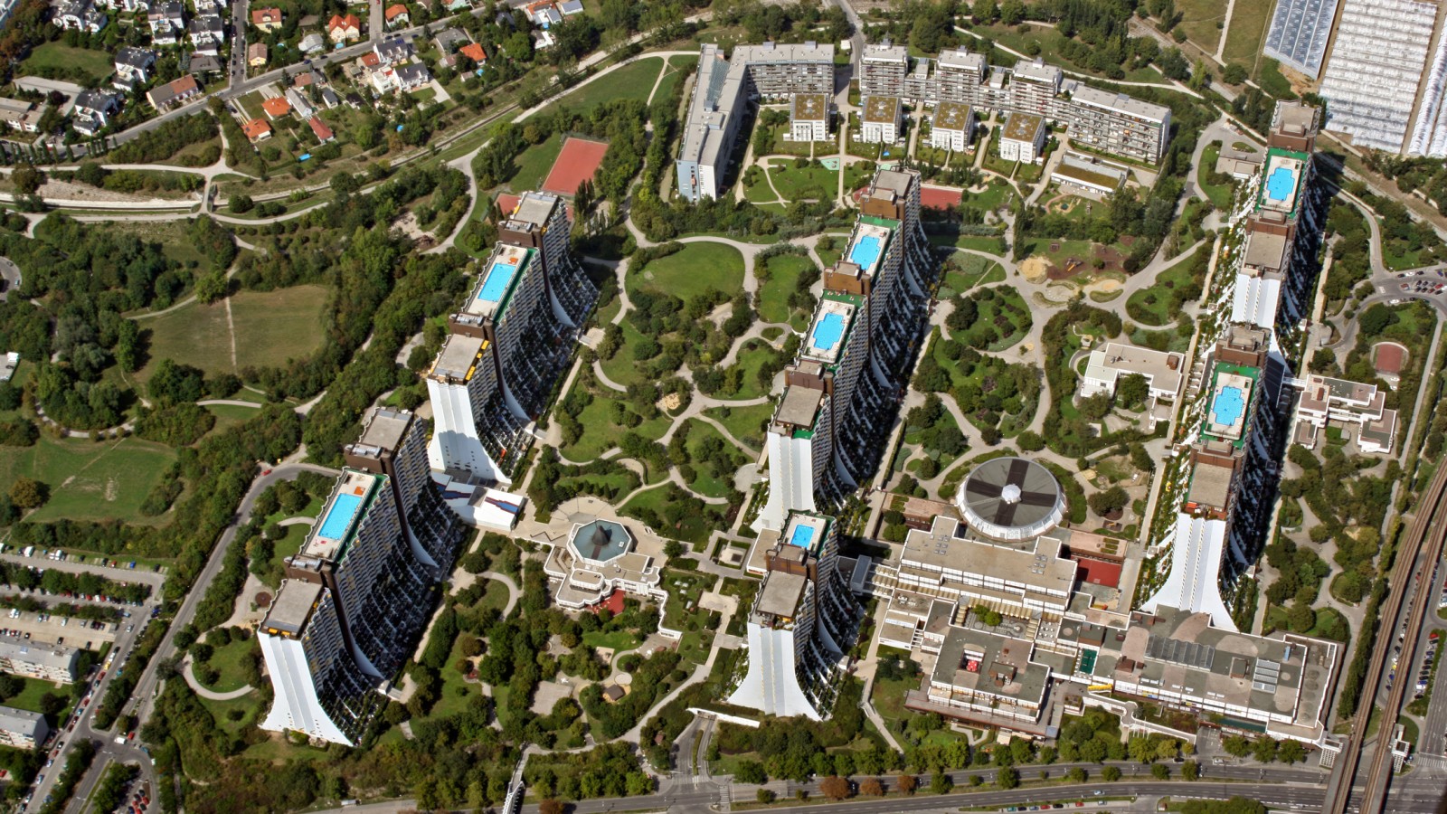 The swimming pools on the seven roofs are the centrepiece of the complex. (© Julius Silver)