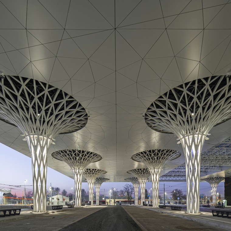 Ažūra kolonnas īpaši piesaista jauno ēku (© Rafał Chojnacki) Ažūra kolonnas īpaši piesaista jauno ēku (© Rafał Chojnacki)