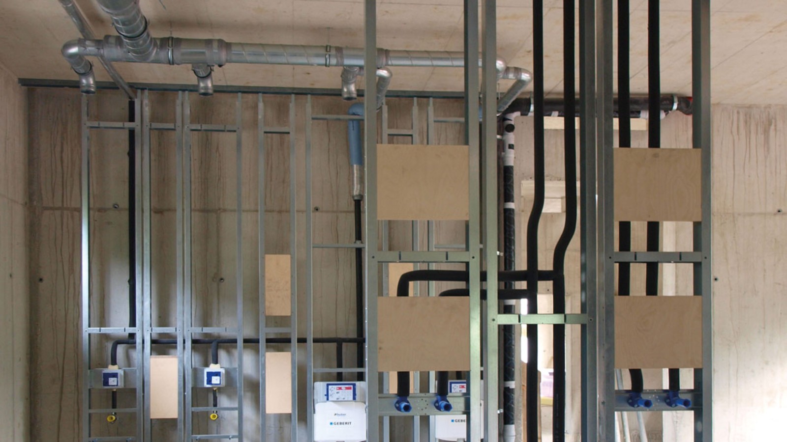 Turklāt ir nepieciešami ir tikai daži stāvvadi, tādēļ lietusūdens noteksistēma ir salīdzinoši kompakta. © Geberit Turklāt ir nepieciešami ir tikai daži stāvvadi, tādēļ lietusūdens noteksistēma ir salīdzinoši kompakta. © Geberit