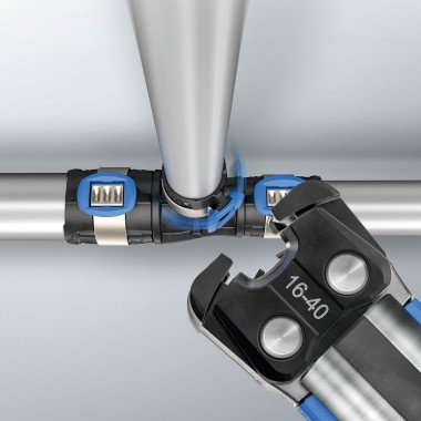 Geberit FlowFit presēšanas sistēma ir viegli lietojama pat visgrūtākajās pozīcijās, pateicoties grozāmajai presēšanas cilpai. Geberit FlowFit presēšanas sistēma ir viegli lietojama pat visgrūtākajās pozīcijās, pateicoties grozāmajai presēšanas cilpai.