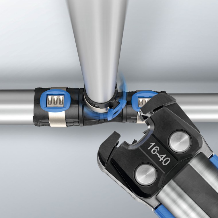 Geberit FlowFit presēšanas sistēma ir viegli lietojama pat visgrūtākajās pozīcijās, pateicoties grozāmajai presēšanas cilpai. Geberit FlowFit presēšanas sistēma ir viegli lietojama pat visgrūtākajās pozīcijās, pateicoties grozāmajai presēšanas cilpai.