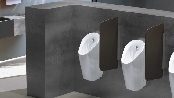 Geberit Preda pisuārs publiskā sanitārajā telpā Geberit Preda pisuārs publiskā sanitārajā telpā