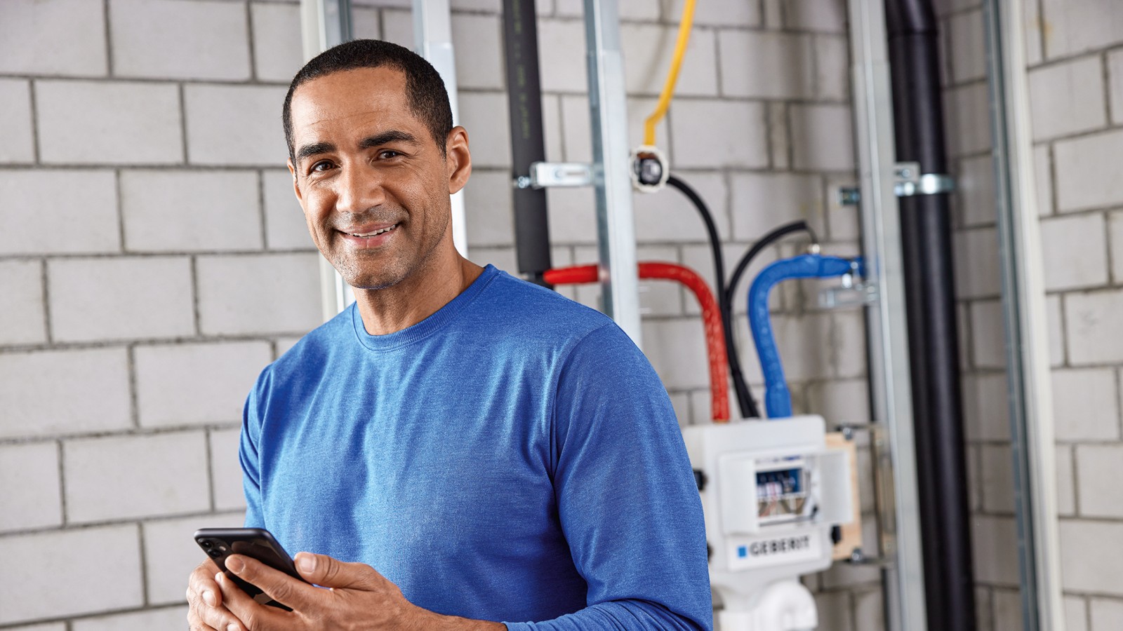 Santehniķis ir uzstādījis Geberit HS50 higiēnas skalošanas ierīci, izmantojot lietotni Geberit Control (© Geberit) Santehniķis ir uzstādījis Geberit HS50 higiēnas skalošanas ierīci, izmantojot lietotni Geberit Control (© Geberit)