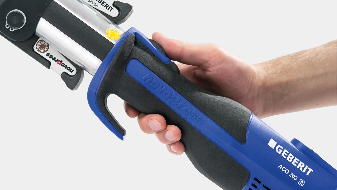 Ergonomisks presēšanas instruments ar neslīdošu un kompaktu rokturi Ergonomisks presēšanas instruments ar neslīdošu un kompaktu rokturi