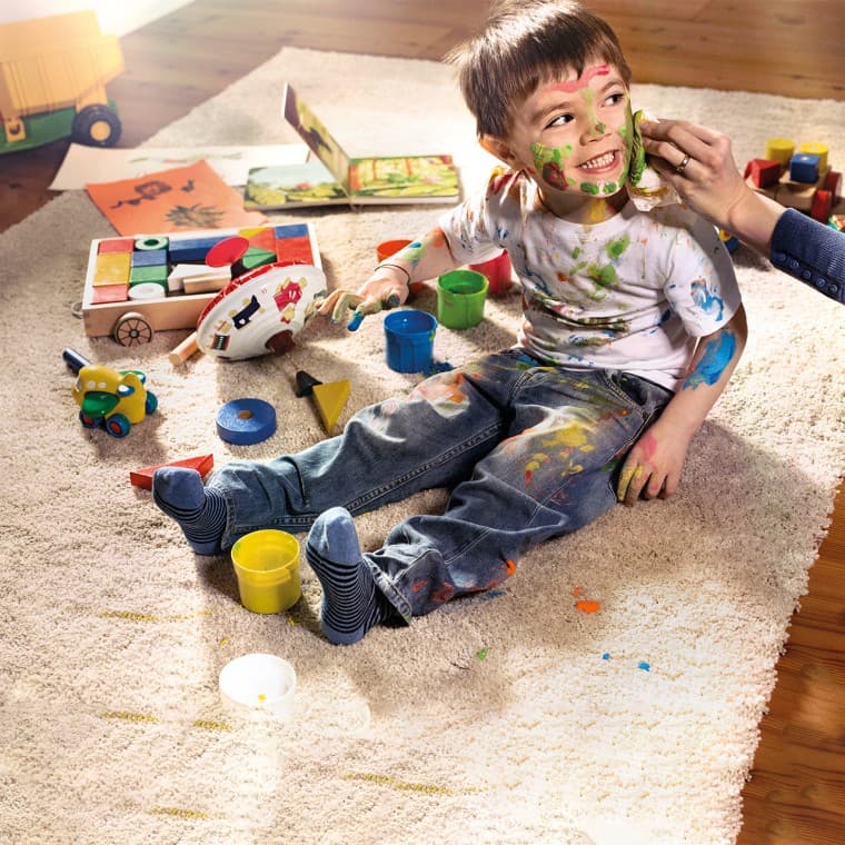 Bērns nosmērējies ar krāsu Bērns nosmērējies ar krāsu