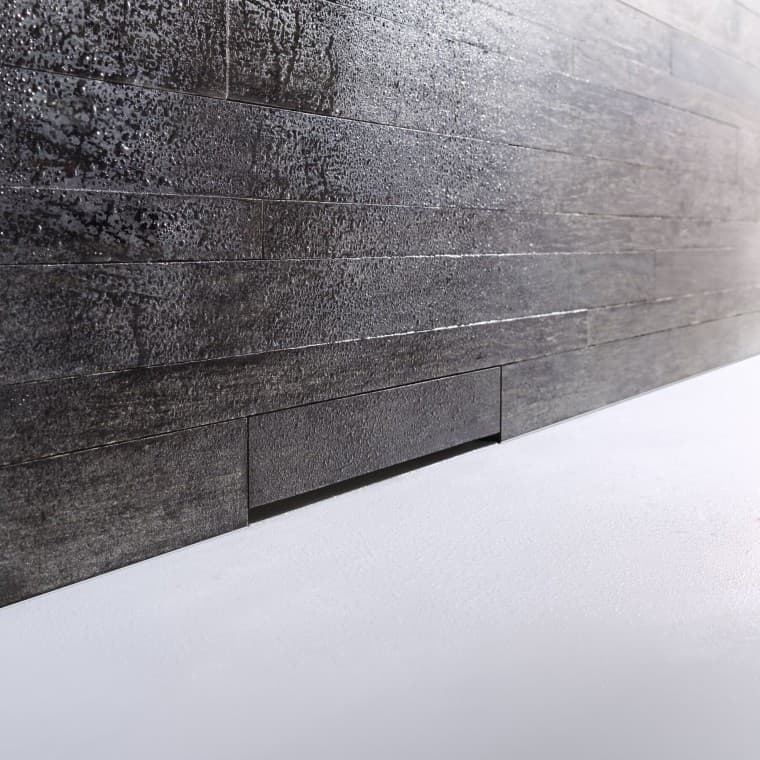 Sienas līmeņa noplūde dušām Sienas līmeņa noplūde dušām