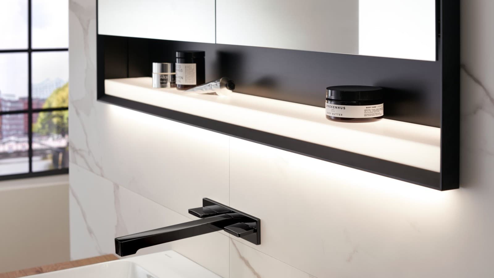 Geberit ONE spoguļskapis var uzstādīt sienā Geberit ONE spoguļskapis var uzstādīt sienā