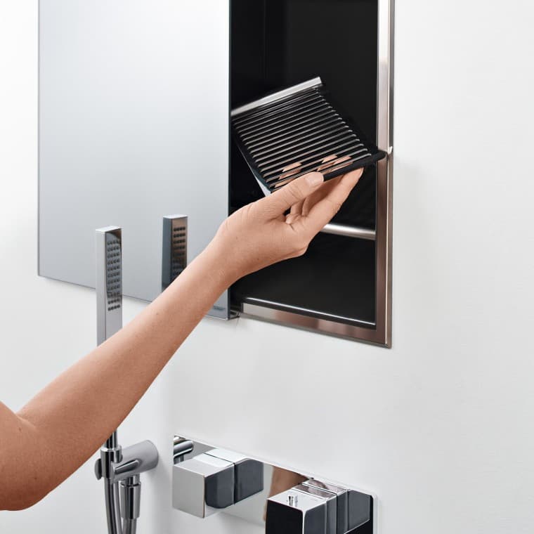 Geberit ONE mirror cabinet with magnetic strips inside (© Geberit) Geberit ONE mirror cabinet with magnetic strips inside (© Geberit)