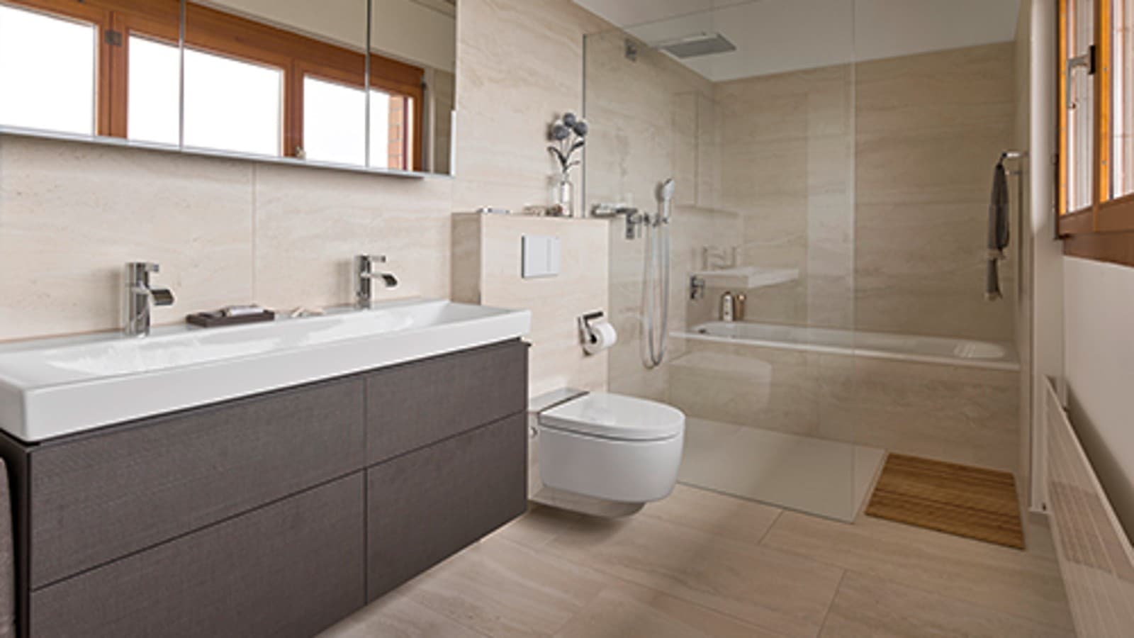 Vannasistaba ar Geberit AquaClean bidē tualetes podu pēc renovācijas Vannasistaba ar Geberit AquaClean bidē tualetes podu pēc renovācijas