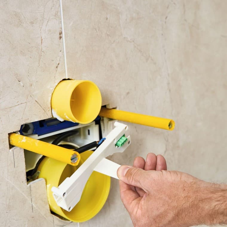 Geberit Power & Connect kārba uzstādīšanas laikā Geberit Power & Connect kārba uzstādīšanas laikā