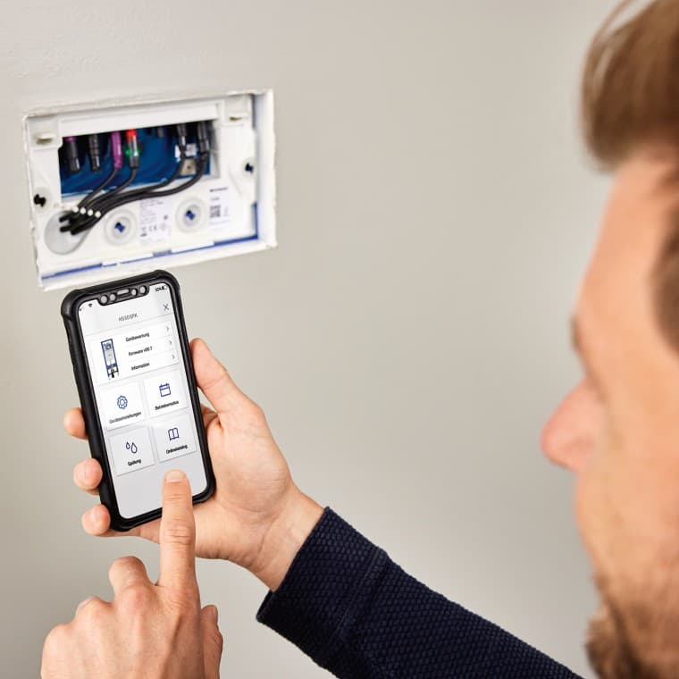 Higiēnas skalošanas ierīces Geberit HS30 iestatīšana slēptajā tvertnē, izmantojot lietotni Geberit Control (© Geberit) Higiēnas skalošanas ierīces Geberit HS30 iestatīšana slēptajā tvertnē, izmantojot lietotni Geberit Control (© Geberit)