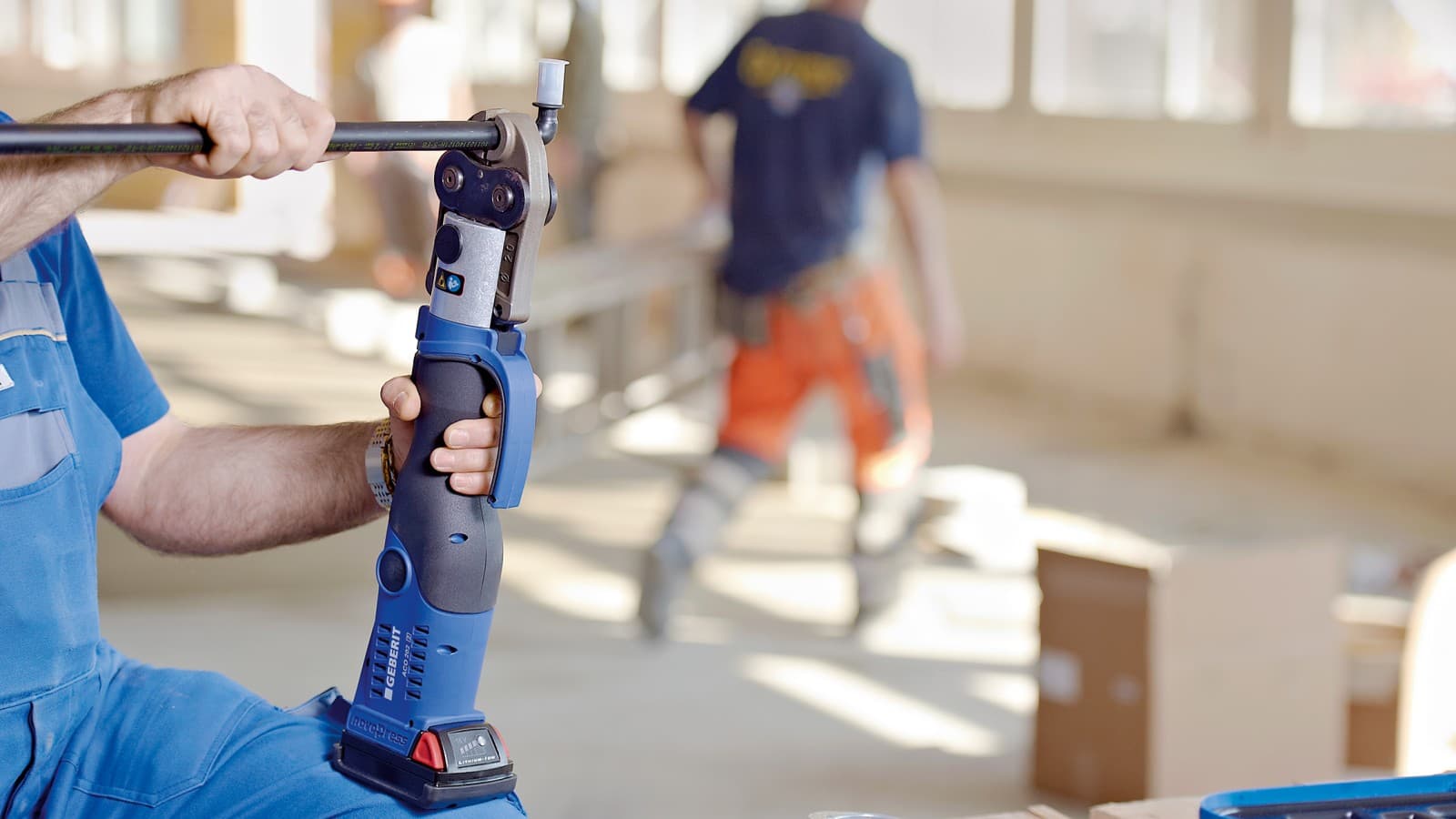 Presēšanas instruments Geberit Mepla sistēmas caurules presēšanai Presēšanas instruments Geberit Mepla sistēmas caurules presēšanai