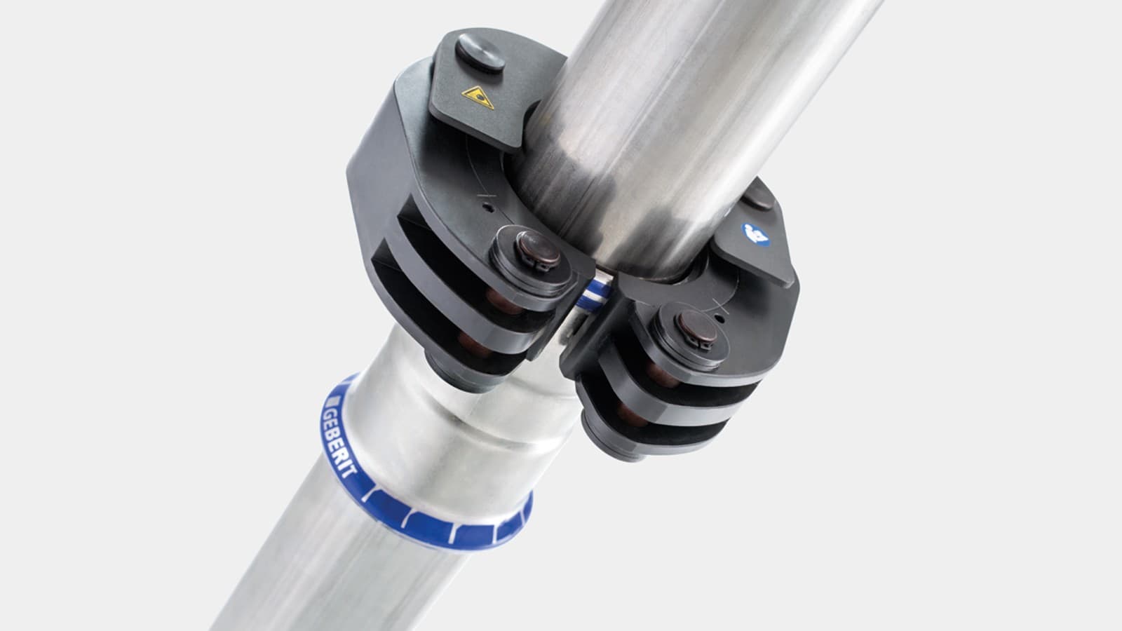 Fiksācijas mehānisms nofiksē Geberit presēšanas cilpu uz Geberit Mapress veidgabala Fiksācijas mehānisms nofiksē Geberit presēšanas cilpu uz Geberit Mapress veidgabala