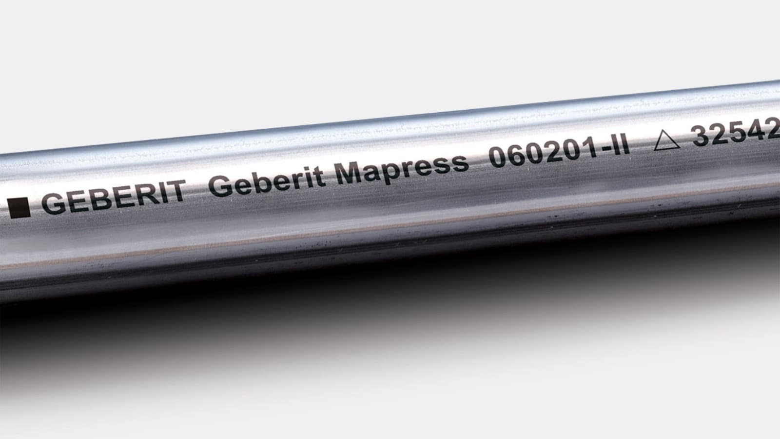 Geberit Mapress nerūsējošā tērauda sistēmas cauruli CrNiMo apzīmē melns uzraksts Geberit Mapress nerūsējošā tērauda sistēmas cauruli CrNiMo apzīmē melns uzraksts